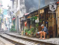 [Ảnh] Những khoảnh khắc bình dị nơi ‘xóm đường tàu’ khi bình minh lên