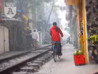 [Ảnh] Những khoảnh khắc bình dị nơi ‘xóm đường tàu’ khi bình minh lên