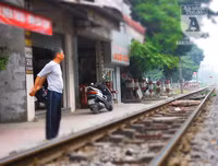[Ảnh] Những khoảnh khắc bình dị nơi ‘xóm đường tàu’ khi bình minh lên