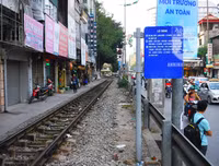 [Ảnh] Những khoảnh khắc bình dị nơi ‘xóm đường tàu’ khi bình minh lên