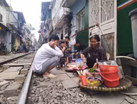 [Ảnh] Những khoảnh khắc bình dị nơi ‘xóm đường tàu’ khi bình minh lên