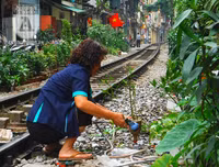 [Ảnh] Những khoảnh khắc bình dị nơi ‘xóm đường tàu’ khi bình minh lên