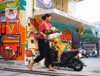 [Ảnh] Những khoảnh khắc bình dị nơi ‘xóm đường tàu’ khi bình minh lên