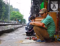 [Ảnh] Những khoảnh khắc bình dị nơi ‘xóm đường tàu’ khi bình minh lên