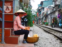 [Ảnh] Những khoảnh khắc bình dị nơi ‘xóm đường tàu’ khi bình minh lên