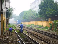 [Ảnh] Những khoảnh khắc bình dị nơi ‘xóm đường tàu’ khi bình minh lên