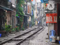 [Ảnh] Những khoảnh khắc bình dị nơi ‘xóm đường tàu’ khi bình minh lên