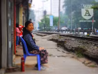 [Ảnh] Những khoảnh khắc bình dị nơi ‘xóm đường tàu’ khi bình minh lên