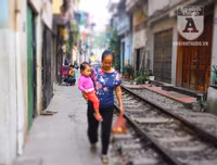 [Ảnh] Những khoảnh khắc bình dị nơi ‘xóm đường tàu’ khi bình minh lên
