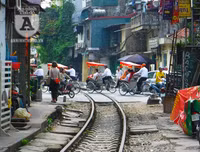 [Ảnh] Những khoảnh khắc bình dị nơi ‘xóm đường tàu’ khi bình minh lên