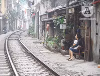 [Ảnh] Những khoảnh khắc bình dị nơi ‘xóm đường tàu’ khi bình minh lên