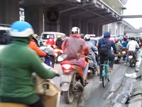 [ẢNH] Hà Nội mưa phùn, người dân di chuyển khó khăn trên hai tuyến đường dự kiến cấm xe máy