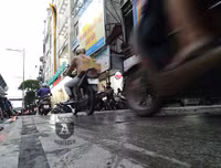 [ẢNH] Hà Nội mưa phùn, người dân di chuyển khó khăn trên hai tuyến đường dự kiến cấm xe máy