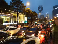 [ẢNH] Hà Nội mưa phùn, người dân di chuyển khó khăn trên hai tuyến đường dự kiến cấm xe máy