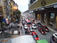 [ẢNH] Hà Nội mưa phùn, người dân di chuyển khó khăn trên hai tuyến đường dự kiến cấm xe máy