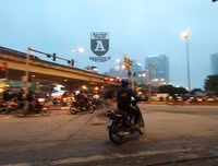 [ẢNH] Hà Nội mưa phùn, người dân di chuyển khó khăn trên hai tuyến đường dự kiến cấm xe máy