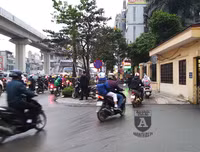 [ẢNH] Hà Nội mưa phùn, người dân di chuyển khó khăn trên hai tuyến đường dự kiến cấm xe máy