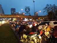 [ẢNH] Hà Nội mưa phùn, người dân di chuyển khó khăn trên hai tuyến đường dự kiến cấm xe máy