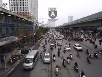 [ẢNH] Hà Nội mưa phùn, người dân di chuyển khó khăn trên hai tuyến đường dự kiến cấm xe máy