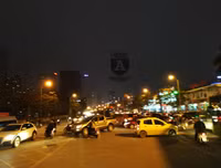 [ẢNH] Hà Nội mưa phùn, người dân di chuyển khó khăn trên hai tuyến đường dự kiến cấm xe máy