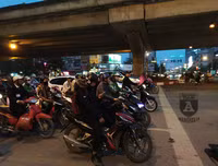 [ẢNH] Hà Nội mưa phùn, người dân di chuyển khó khăn trên hai tuyến đường dự kiến cấm xe máy