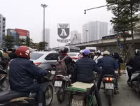 [ẢNH] Hà Nội mưa phùn, người dân di chuyển khó khăn trên hai tuyến đường dự kiến cấm xe máy