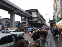 [ẢNH] Hà Nội mưa phùn, người dân di chuyển khó khăn trên hai tuyến đường dự kiến cấm xe máy