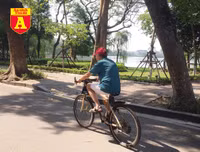 [ẢNH] Đường phố Hà Nội vắng hoe, người dân chống nắng kín mít vẫn ngại ra đường