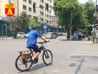 [ẢNH] Đường phố Hà Nội vắng hoe, người dân chống nắng kín mít vẫn ngại ra đường