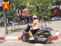 [ẢNH] Đường phố Hà Nội vắng hoe, người dân chống nắng kín mít vẫn ngại ra đường
