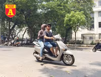 [ẢNH] Đường phố Hà Nội vắng hoe, người dân chống nắng kín mít vẫn ngại ra đường
