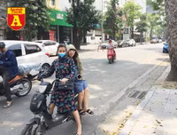 [ẢNH] Đường phố Hà Nội vắng hoe, người dân chống nắng kín mít vẫn ngại ra đường