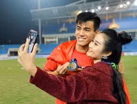 [ẢNH] Chân dung những bóng hồng xinh đẹp của các cầu thủ Việt Nam tham dự AFF Cup 2018