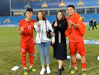 [ẢNH] Chân dung những bóng hồng xinh đẹp của các cầu thủ Việt Nam tham dự AFF Cup 2018