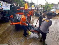 [Ảnh] Người dân Indonesia nén đau thương tìm thi thể nạn nhân thiệt mạng vì sóng thần