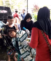 [Ảnh] Người dân Indonesia nén đau thương tìm thi thể nạn nhân thiệt mạng vì sóng thần