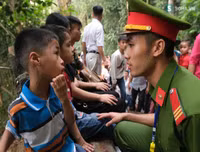Trời mát, người dân vẫn vật vã di chuyển tại Lễ hội Đền Hùng