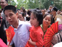 Trời mát, người dân vẫn vật vã di chuyển tại Lễ hội Đền Hùng