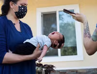 [ẢNH] Khoảng khắc sự sống mới chào đời giữa 