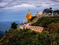 [ẢNH] Kỳ lạ những tảng đá cổ nằm chênh vênh trăm năm mà không bị đổ