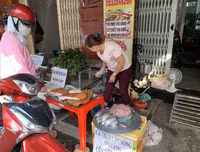 [ẢNH] Ngày vía Thần Tài 2020: Những mặt hàng đắt khách ngoài... vàng