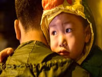 [Ảnh] Vất vả xếp hàng trong đêm mưa rét để xét nghiệm sán lợn cho con
