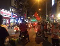 [Ảnh] Cổ động viên Việt vỡ òa trước chiến thắng của Việt Nam ở Bacolad