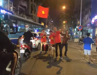 [Ảnh] Cổ động viên Việt vỡ òa trước chiến thắng của Việt Nam ở Bacolad