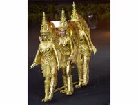 [ẢNH] Bật cười với 15 trang phục dân tộc 