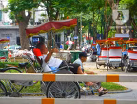 [Ảnh] Hà Nội: Những phận người nhọc nhằn mưu sinh trong dịp nghỉ lễ