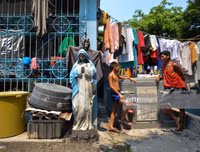 Dân nghèo Philippines chen chúc 