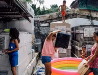 Dân nghèo Philippines chen chúc 