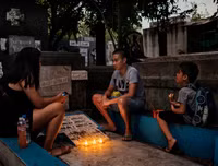 Dân nghèo Philippines chen chúc 