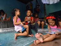 Dân nghèo Philippines chen chúc 